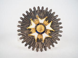 Vente aux enchères Belle plaque pectorale en forme de soleil rayonnant argent portant en 