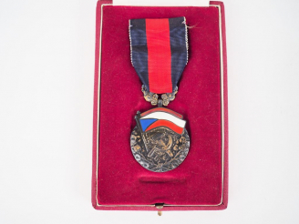 Vente aux enchères Boite d’origine contenant une décoration Tchécoslovaque, module rond e