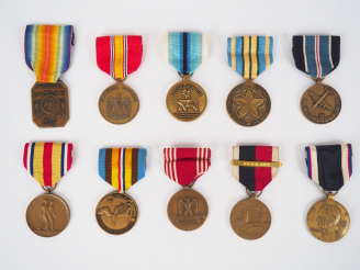 Vente aux enchères Lot de 10 décorations pendantes avec leur ruban spécifiques émises par