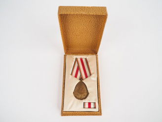 Vente aux enchères Médaille roumaine en boite en cartonnage et intérieur en rayonne crème