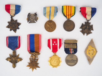 Vente aux enchères Lot de 10 décorations pendantes avec leur ruban spécifiques émises par