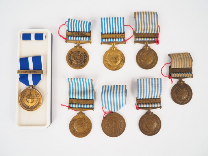 Collection de 8 décorations de l’ONU dont rare version thaïlandaise et
