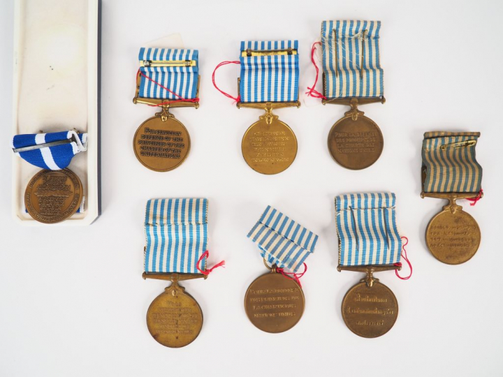 Collection de 8 décorations de l’ONU dont rare version thaïlandaise et
