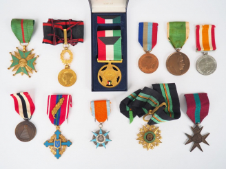 Vente aux enchères lot de 11 décorations diverses post 1945 avec leurs rubans dont Nigéri