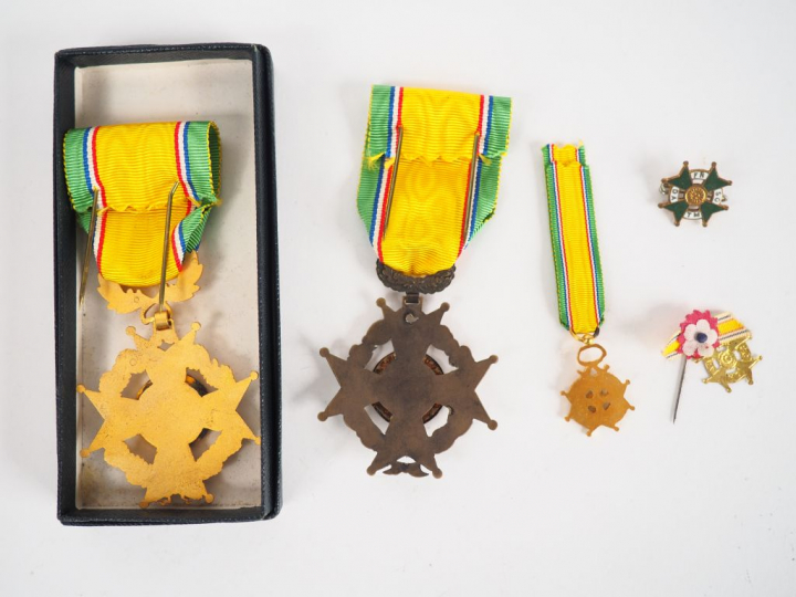 Boite contenant deux croix uniface en bronze doré à branches pommetées