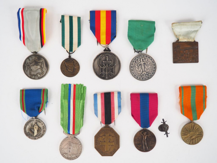 Lot de 10 décorations pendantes non officielles pour la plupart d’asso