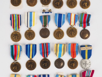 Vente aux enchères Lot de 24 décorations modernes récompensant les soldats de la paix au 