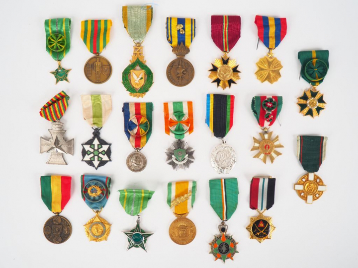 Lot de 20 décorations pendantes avec leurs rubans spécifiques de diver