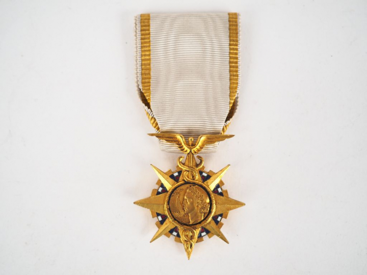 Etoile Française de chevalier de l’Ordre du Mérite Commercial dans sa 