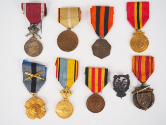 Vente aux enchères Lot de 9 décorations belges pendantes avec leur ruban spécifique. (Eta