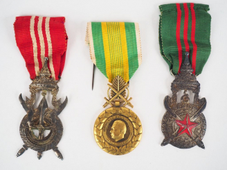 Vente aux enchères Lot de trois décorations Extrême-Orient dont deux étoiles différentes 