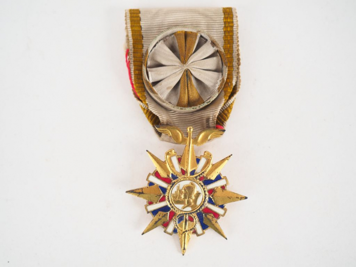 Etoile Française d’officier de l’Ordre du Mérite Commercial dans sa ve