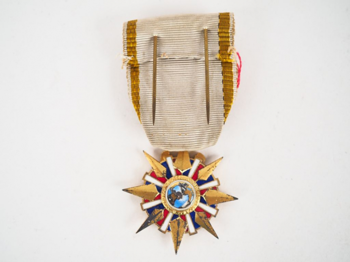 Etoile Française d’officier de l’Ordre du Mérite Commercial dans sa ve