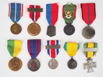 Vente aux enchères Lot de 10 diverses décorations commémoratives non officielles français