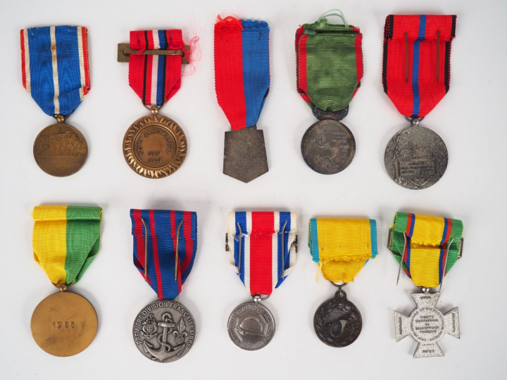 Lot de 10 diverses décorations commémoratives non officielles français
