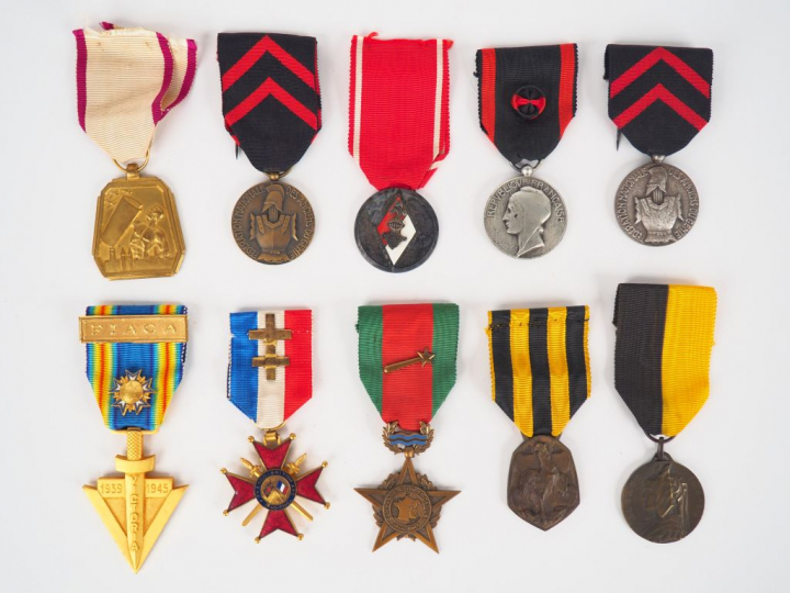 Lot de 10 décorations diverses décorations commémoratives non officiel