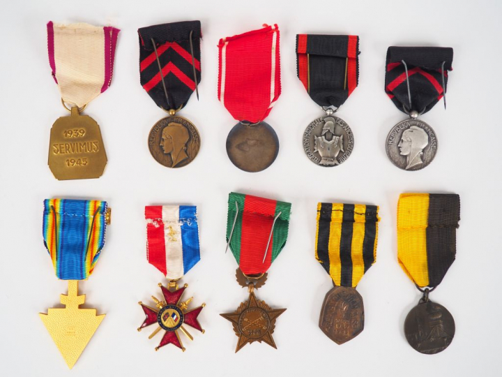 Lot de 10 décorations diverses décorations commémoratives non officiel