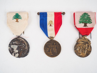 Vente aux enchères Lot de trois médailles libanaises dont deux mérites Libanais, un avec 