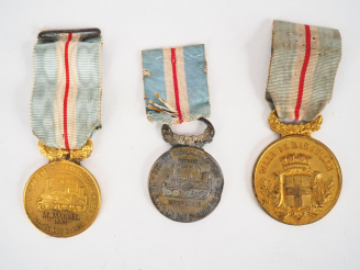 Vente aux enchères Lot de trois décorations avec attribution nominative émises par la vil