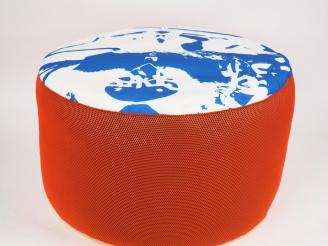 Vente aux enchères Karina SHMATOVA "Pouf". Monogrammé au dos et daté. Dim. 40 x 65 cm.