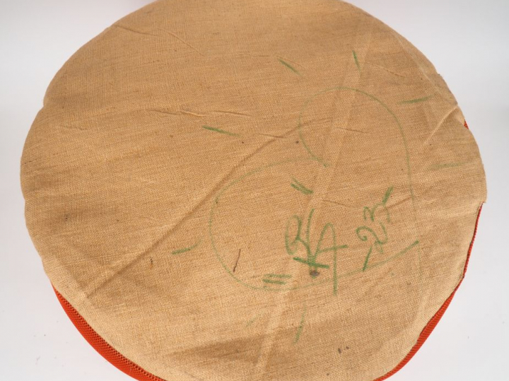 Karina SHMATOVA "Pouf". Monogrammé au dos et daté. Dim. 40 x 65 cm.