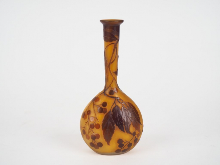 GALLE. Soliflore en verre à décor gravé en camée à l'acide de baies et