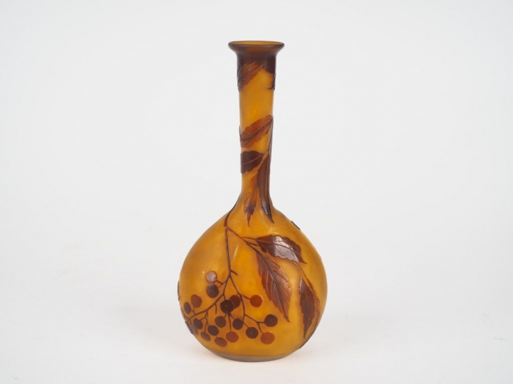 GALLE. Soliflore en verre à décor gravé en camée à l'acide de baies et