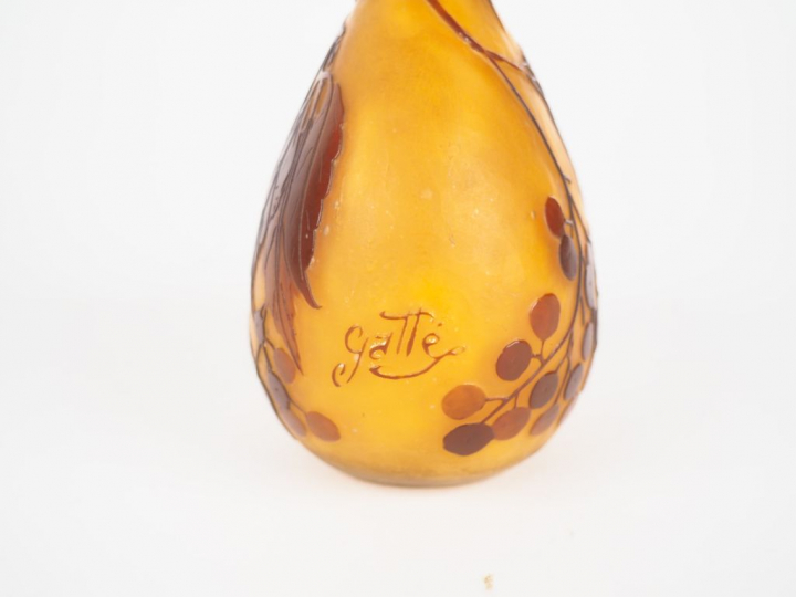 GALLE. Soliflore en verre à décor gravé en camée à l'acide de baies et