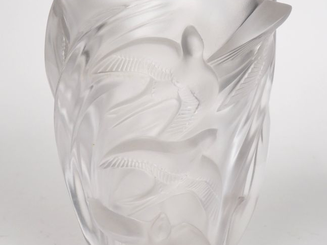LALIQUE France. Vase "Hirondelles" en verre blanc moulé pressé. Signé.