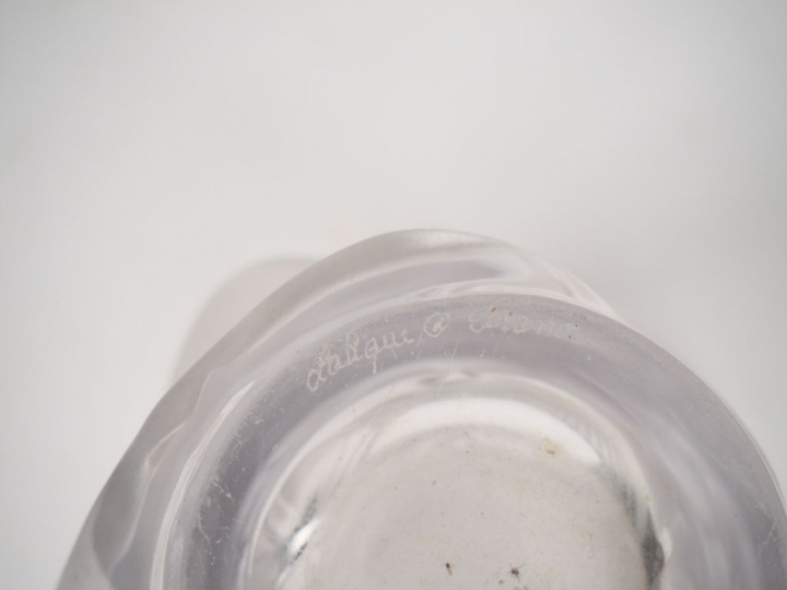 LALIQUE France. Vase "Hirondelles" en verre blanc moulé pressé. Signé.