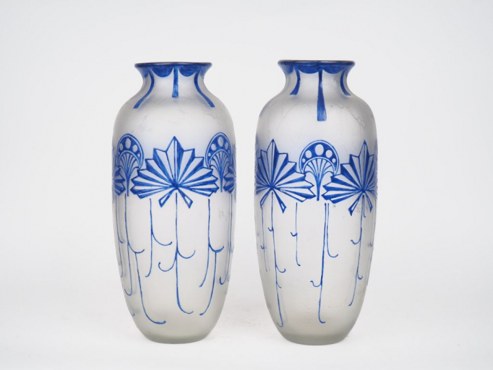 LEGRAS.  Paire de vases ovoïdes à décor de fleurs stylisées bleues sur