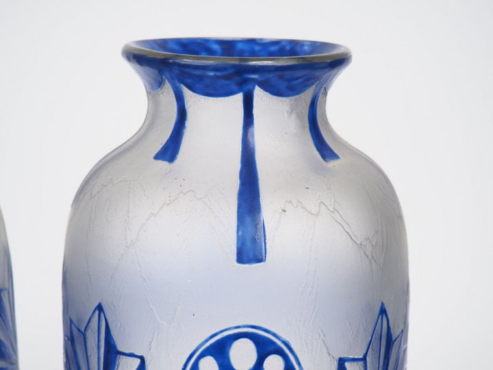 LEGRAS.  Paire de vases ovoïdes à décor de fleurs stylisées bleues sur