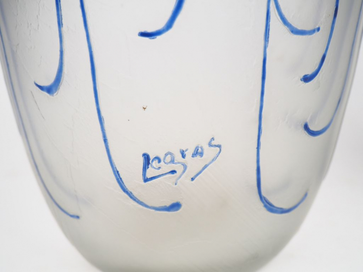 LEGRAS.  Paire de vases ovoïdes à décor de fleurs stylisées bleues sur