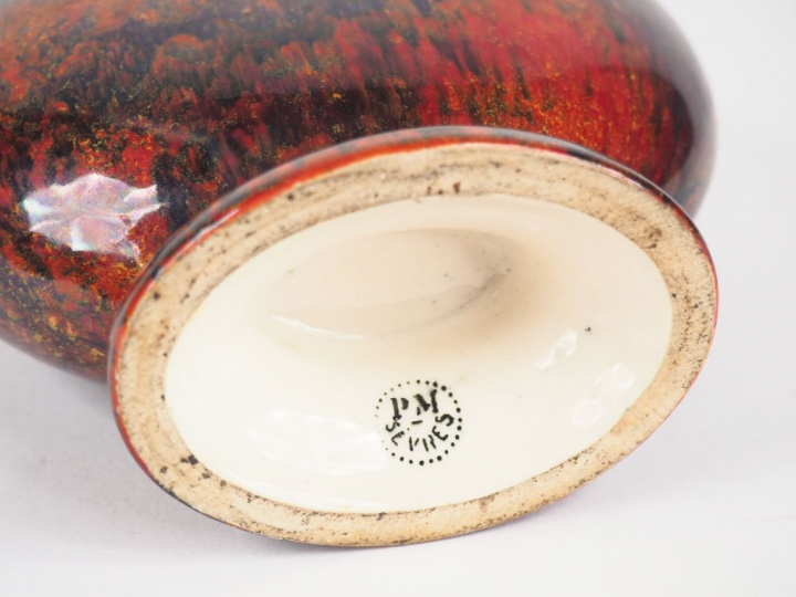 Paul MILLET à Sèvres. Vase ovale en faïence mouchetée rouge noir, oran