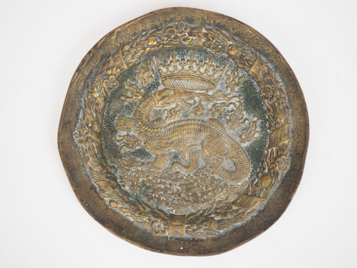 Max LE VERRIER. Coupe "François Ier" en bronze. Signée. Diam. 29,5 cm.