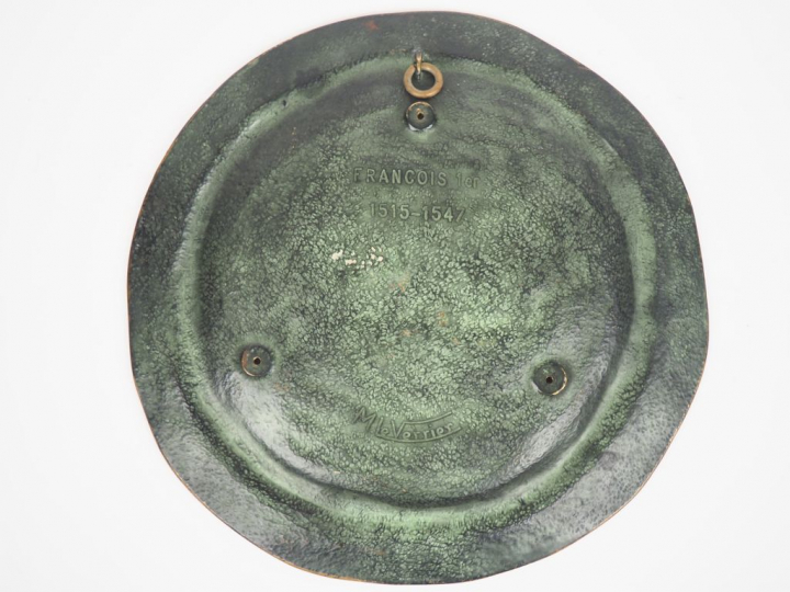 Max LE VERRIER. Coupe "François Ier" en bronze. Signée. Diam. 29,5 cm.