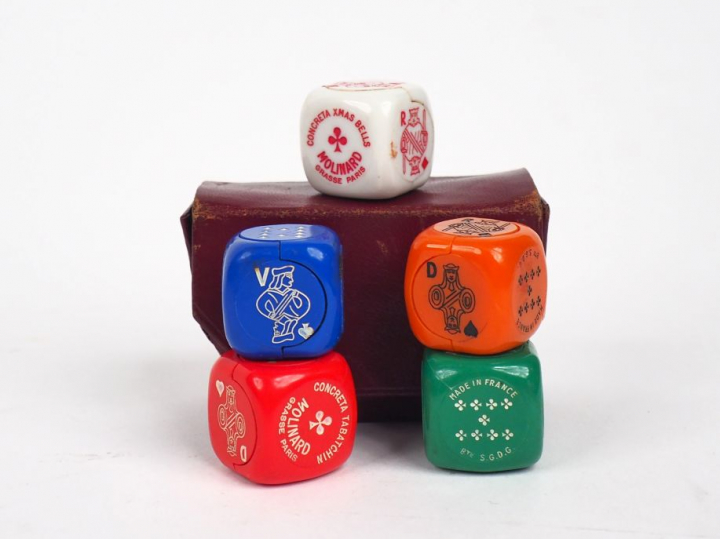 MOLINARD.  Suite de 6 dés parfumés dans leur étui en cuir, signé. Dim.