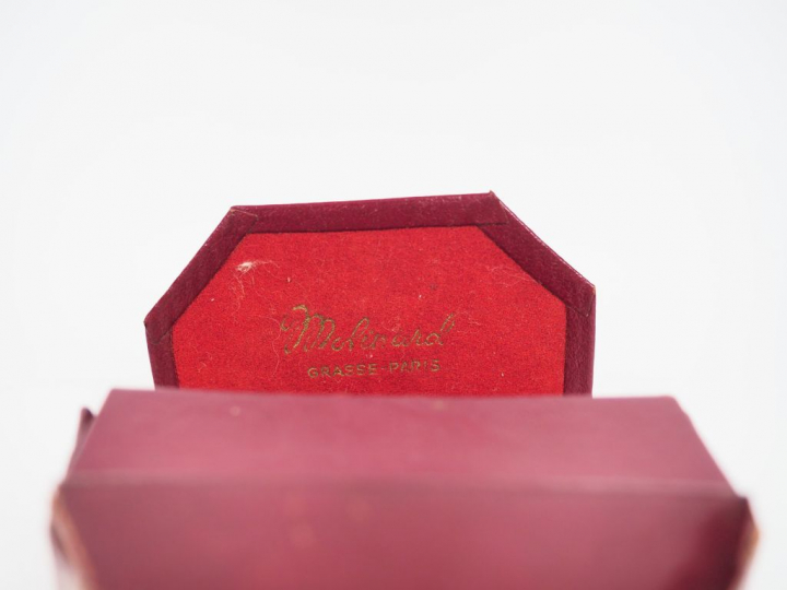 MOLINARD.  Suite de 6 dés parfumés dans leur étui en cuir, signé. Dim.