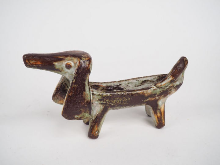 Olivier PETTIT. Vide-poche en céramique "teckel" . Monogrammé. Dim. 11