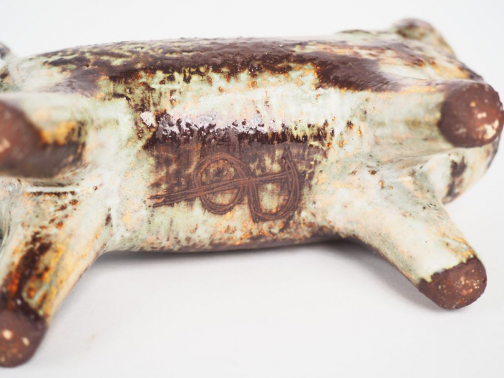 Olivier PETTIT. Vide-poche en céramique "teckel" . Monogrammé. Dim. 11