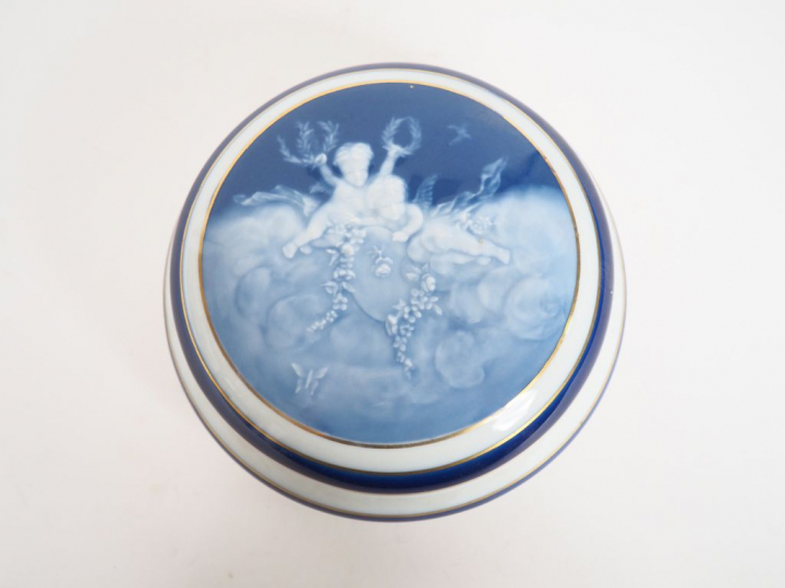 THARAUD à Limoges. Bonbonnière en porcelaine à décor bleu et doré d'an