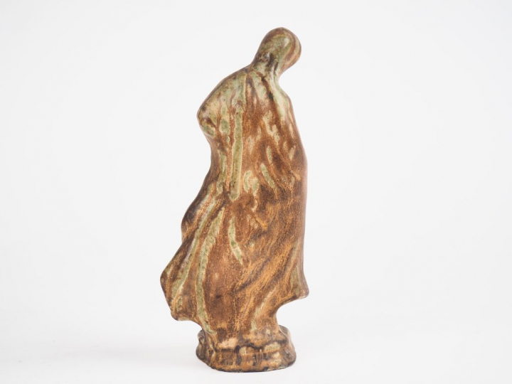 Sujet 1900 en grès, "Tanagra". Signée. H. 19,5 cm.
