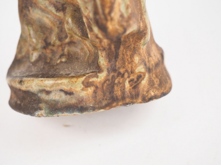 Sujet 1900 en grès, "Tanagra". Signée. H. 19,5 cm.