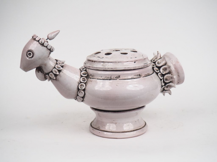 Ecole française XXème. Brûle-parfum figurant un coq. Dim. 28,5 x 45 x 