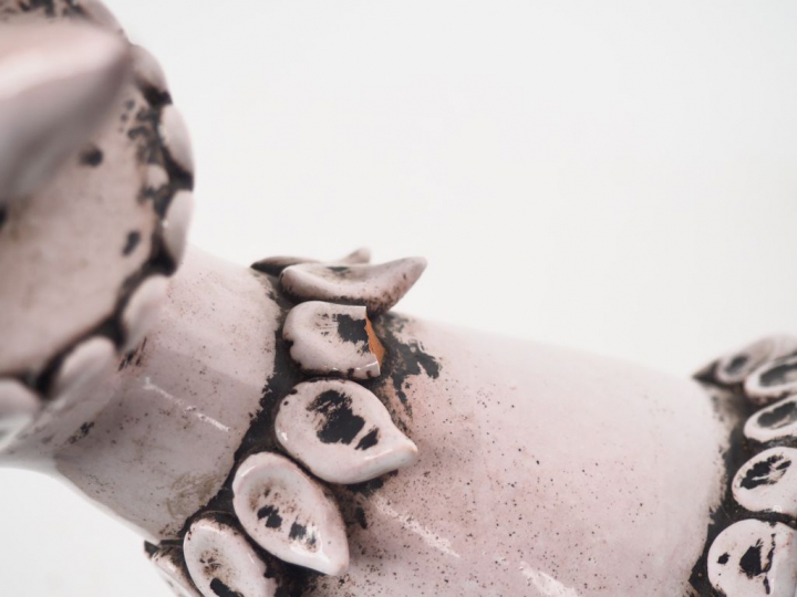 Ecole française XXème. Brûle-parfum figurant un coq. Dim. 28,5 x 45 x 