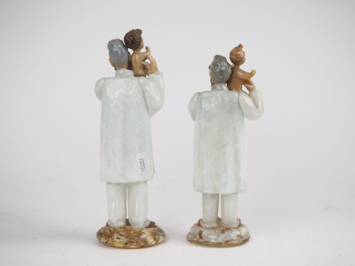 Paire de sujets en verre filé et soufflé polychrome "les pédiatres". H