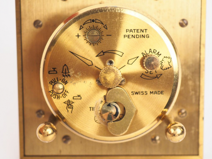 CARTIER. Réveil en laiton et Lapis-lazuli à décor d'une frise de perle