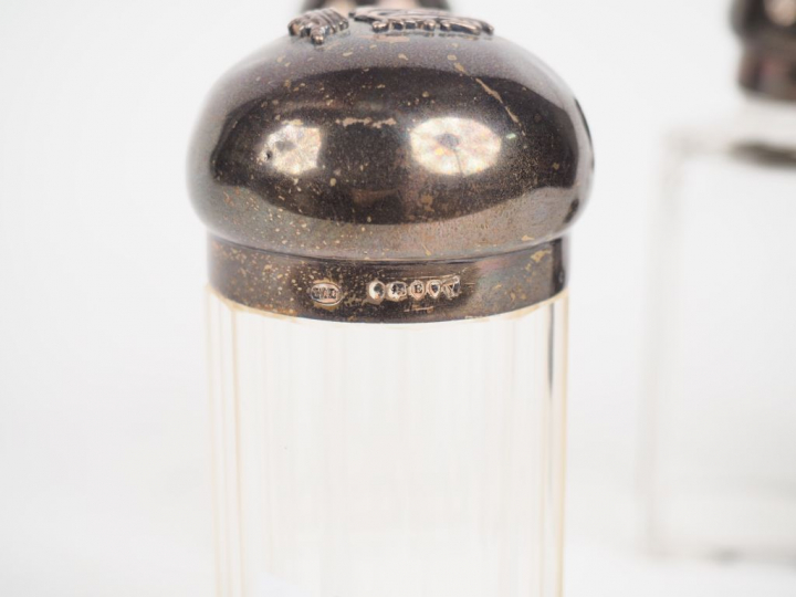 Garniture de toilette en cristal et argent ou métal argenté anglais, b