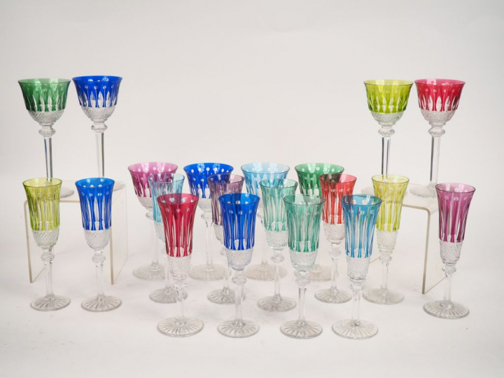 SAINT-LOUIS (?).  Partie de service de verres en cristal bicolore  Sig