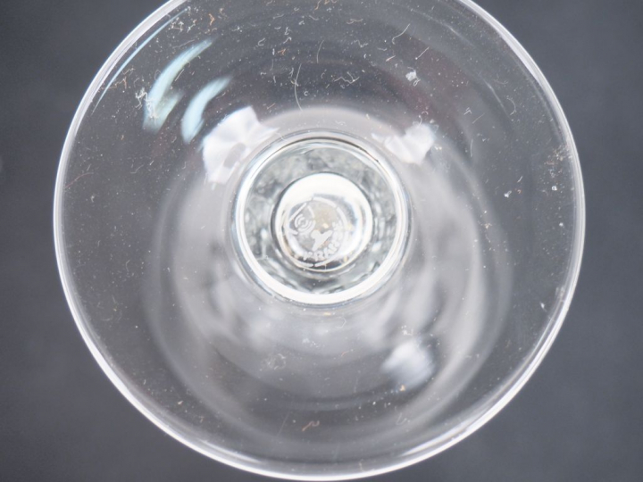 BACCARAT. 6 verres à vin en cristal. Signés.